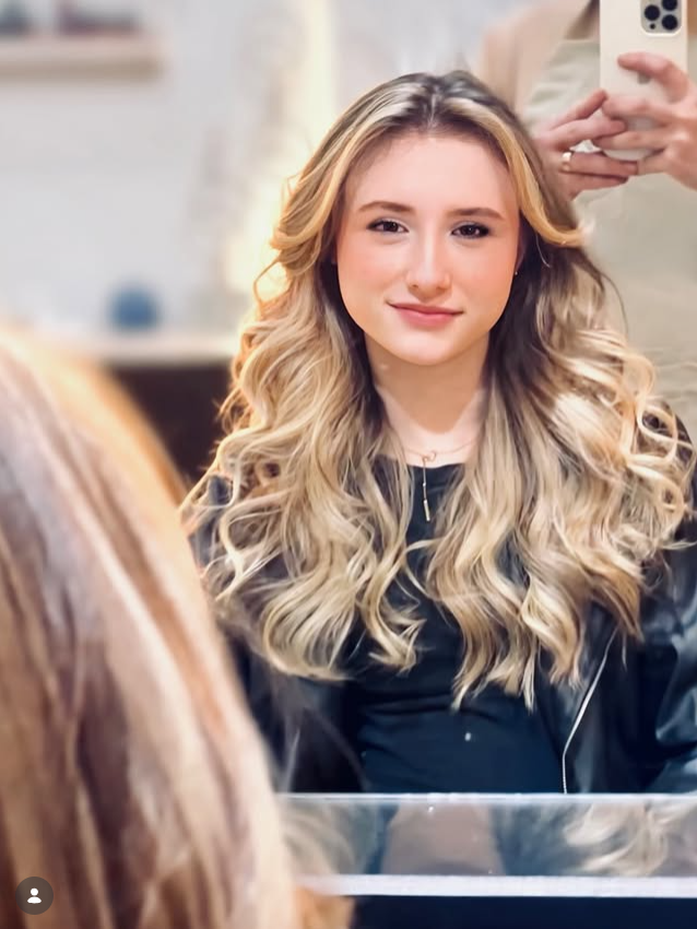 Cliente com balayage e cachos volumosos, resultado feito no Nego Hair