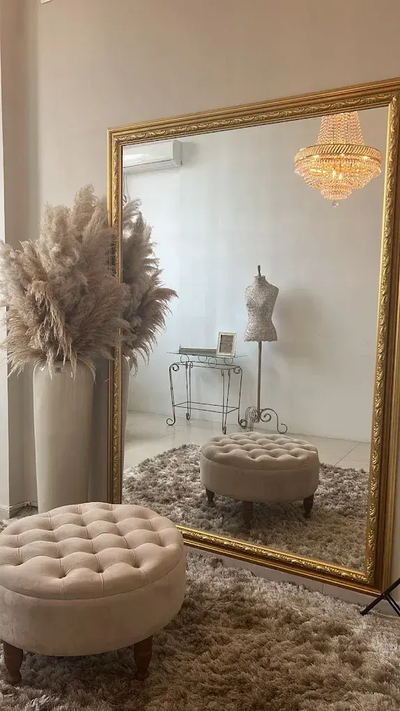 Espaço de produção de noivas do Nego Hair, com espelho de moldura dourada