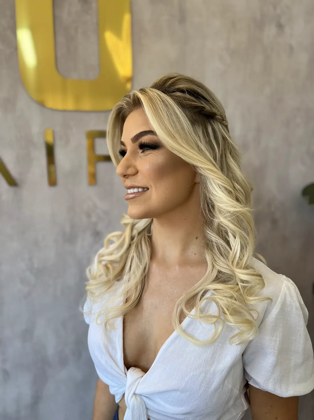 Penteado meio preso com ondas, cliente sorrindo