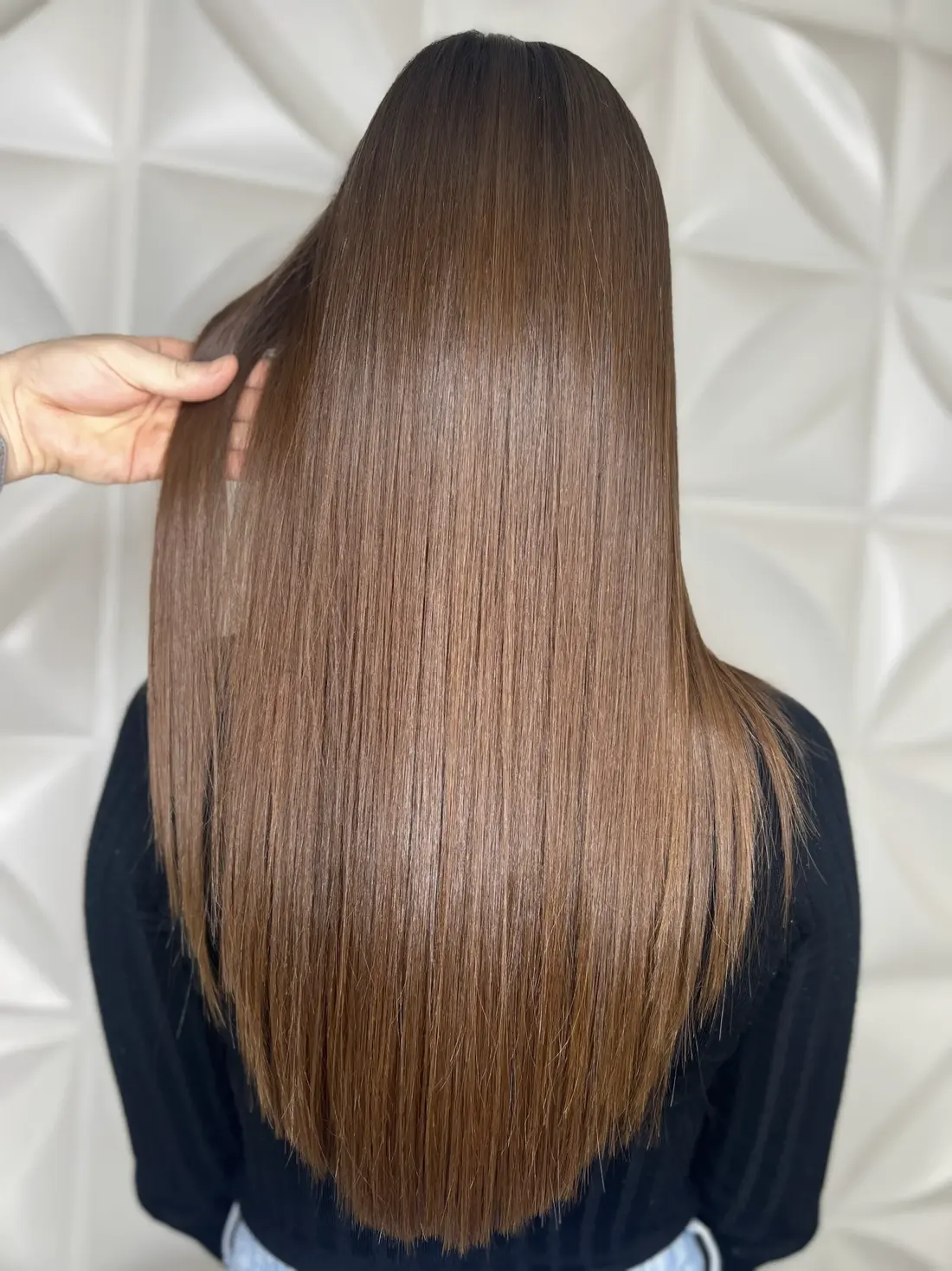 Cabelo castanho liso e brilhoso, resultado de tratamento no Nego Hair