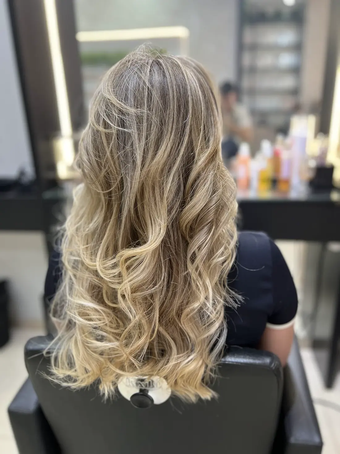 Cabelo loiro com mechas e cachos suaves