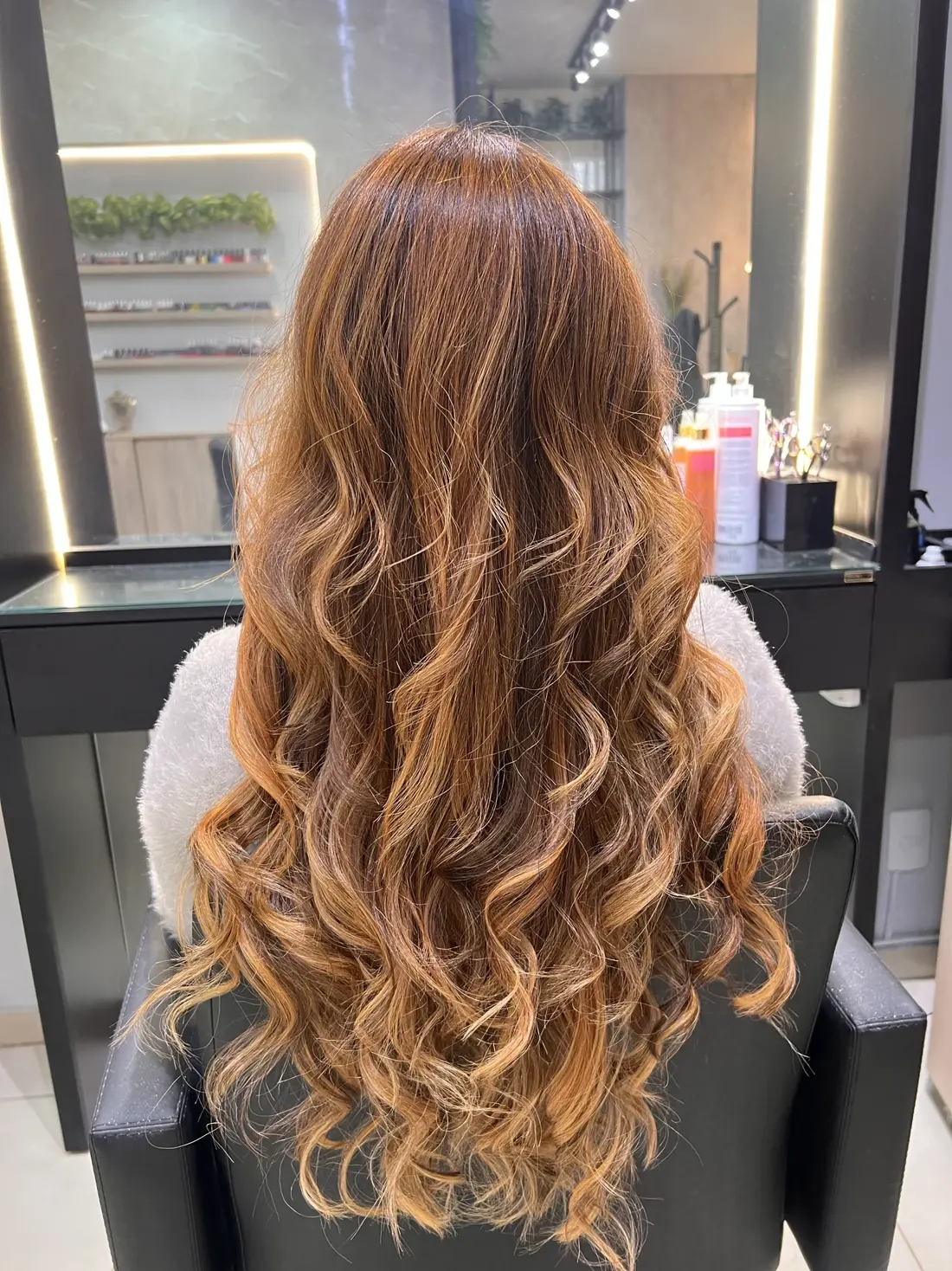 Cabelo caramelo iluminado, resultado de mechas no Nego Hair