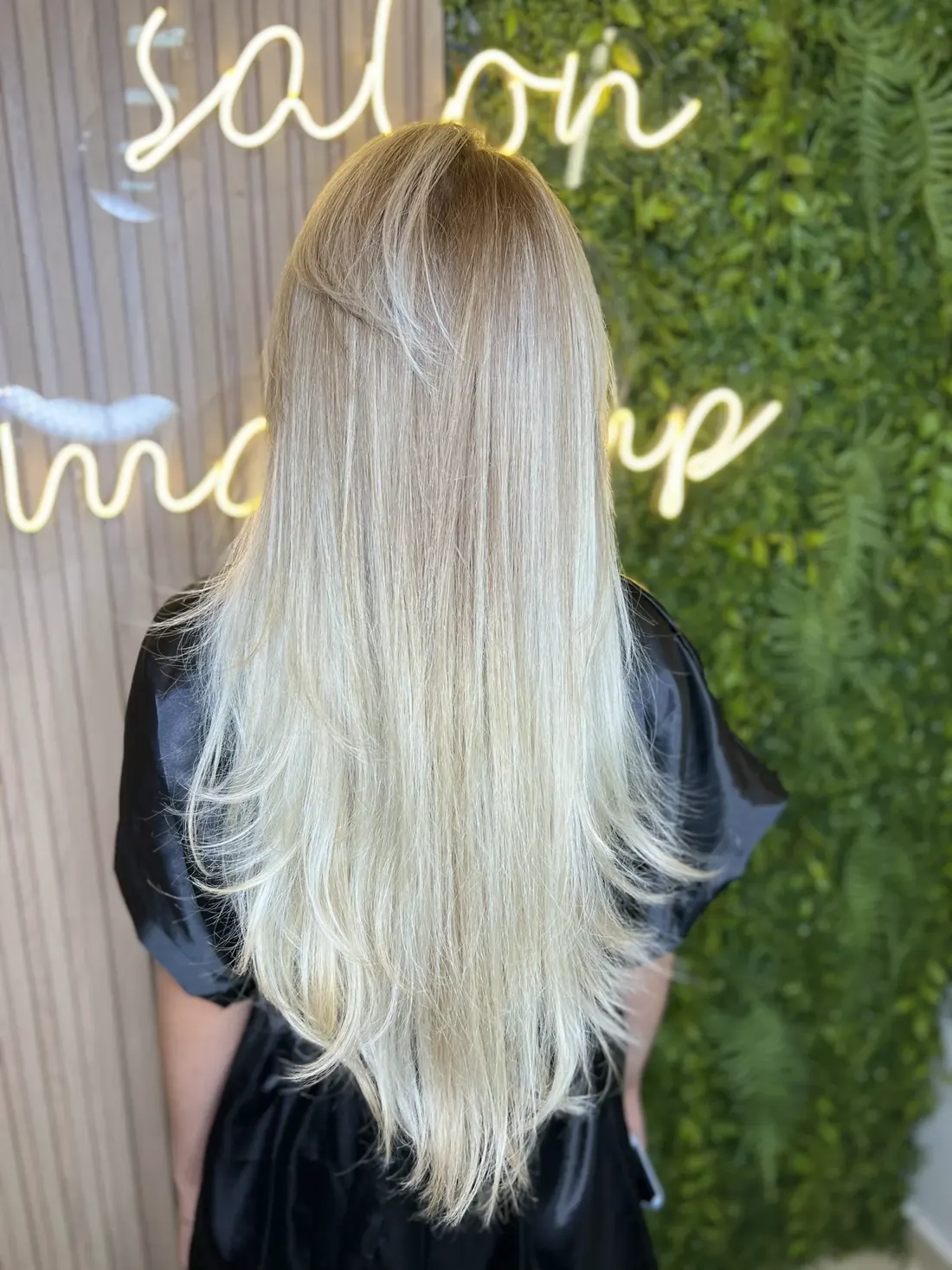 Cabelo loiro gelo liso e iluminado, resultado de mechas no Nego Hair