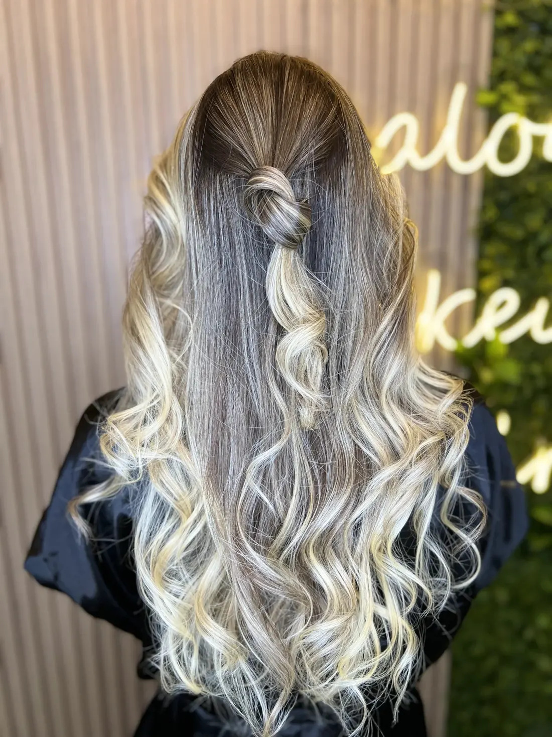 Cabelo loiro claro com nó decorativo, mechas iluminadas
