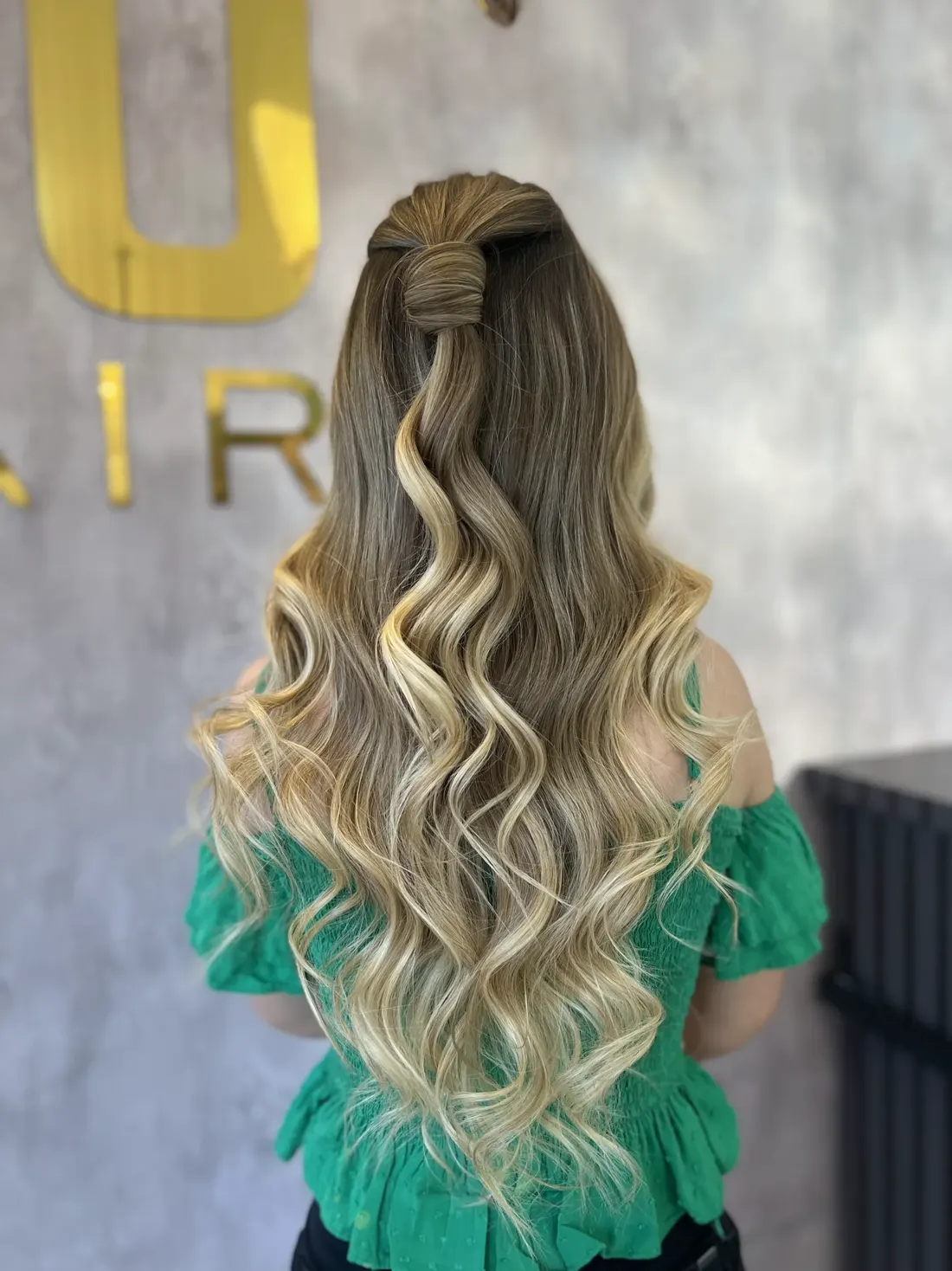 Cabelo loiro com penteado meio preso e mechas
