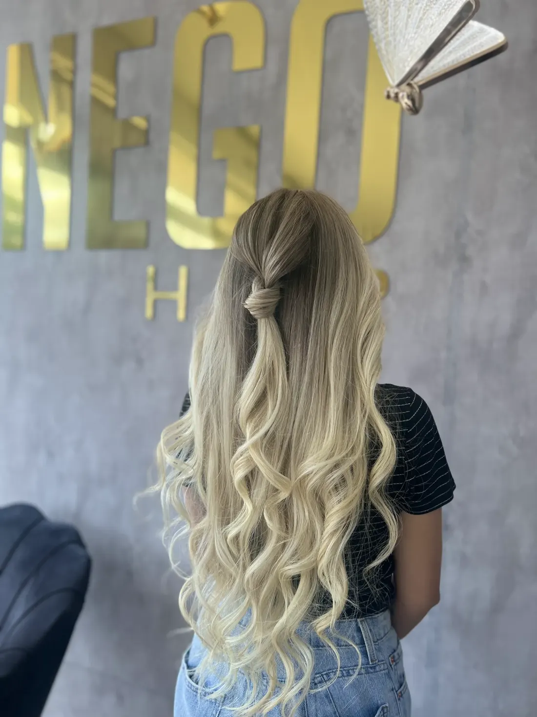 Cabelo loiro longo com mechas e nó decorativo